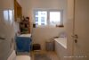 # Schicke Neubauwohnung mit hochwertiger Einbauküche, Balkon, TG-Stpl.. Bezugsfrei April! - Bad mit Dusche und Wanne